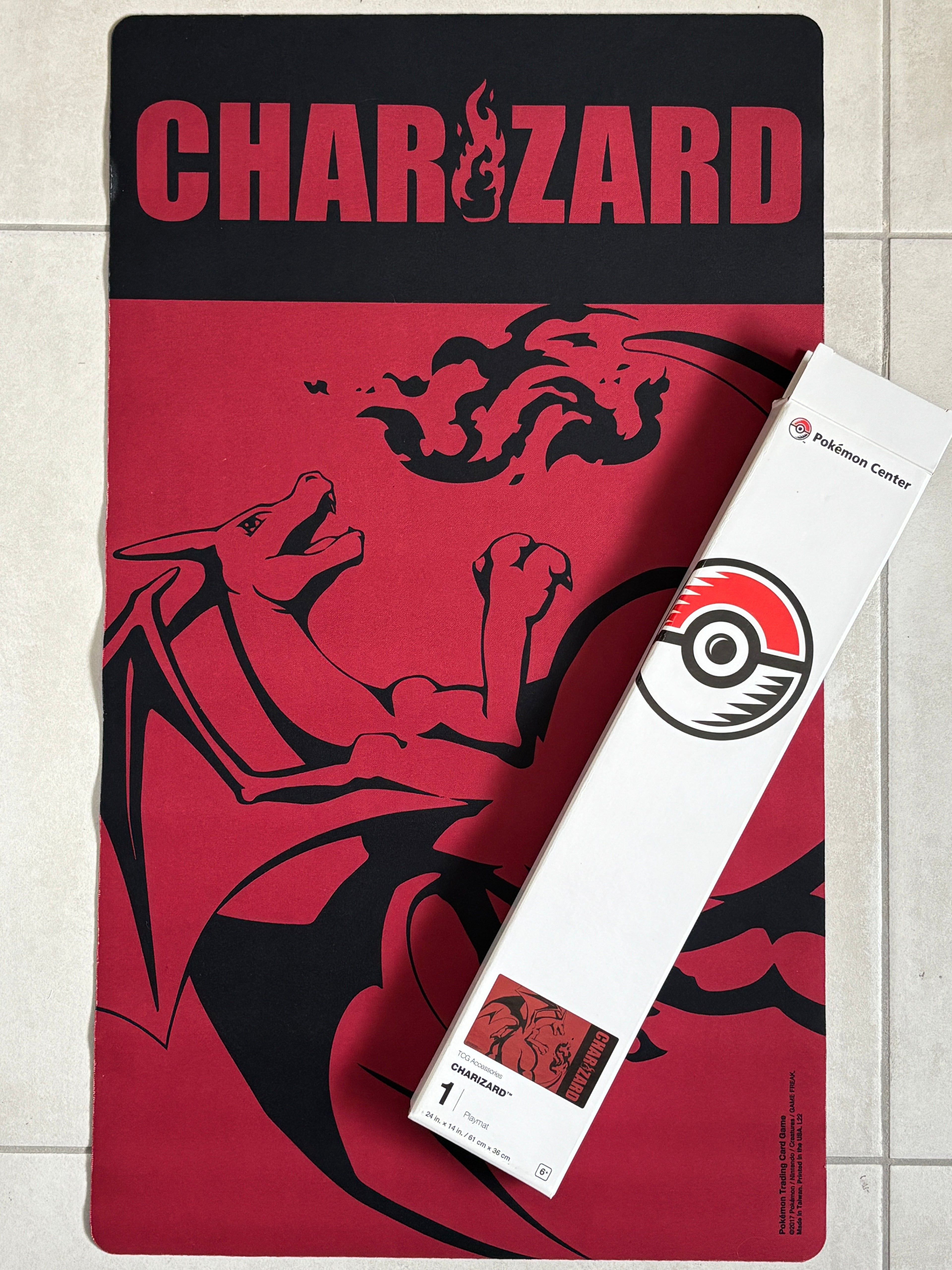 Playmat Dracaufeu (Charizard) – Pokémon Center Officiel – Tapis de Jeu TCG